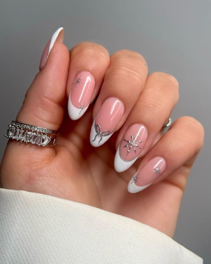 Eleganckie zimowe paznokcie, paznokcie z płatkami śniegu, francuski manicure