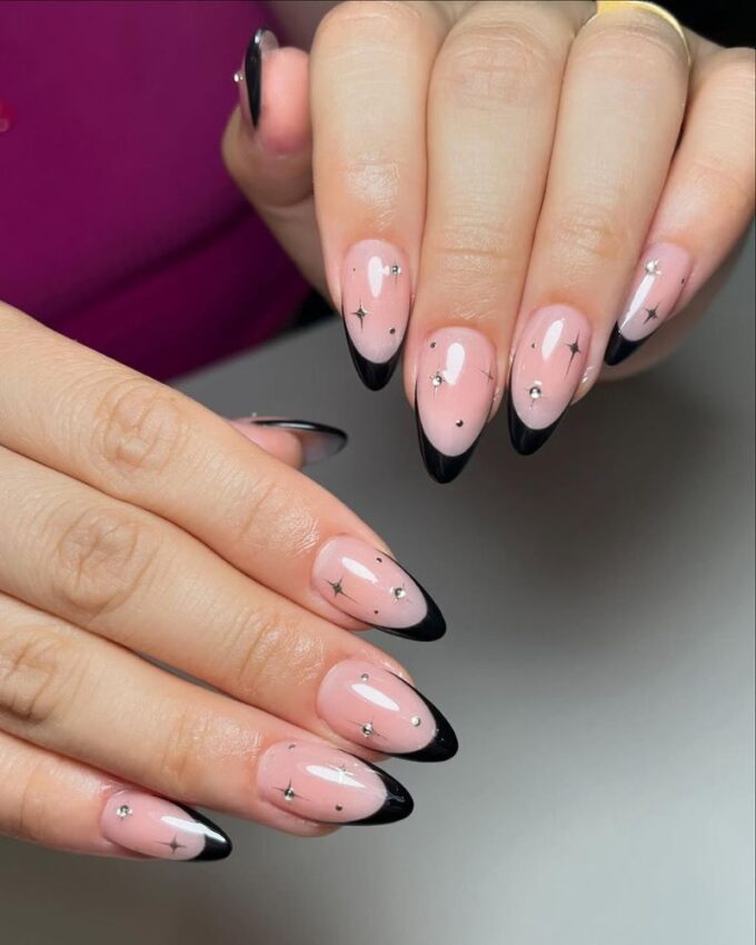 Czarny manicure French, srebrne zdobienia w kształcie gwiazd