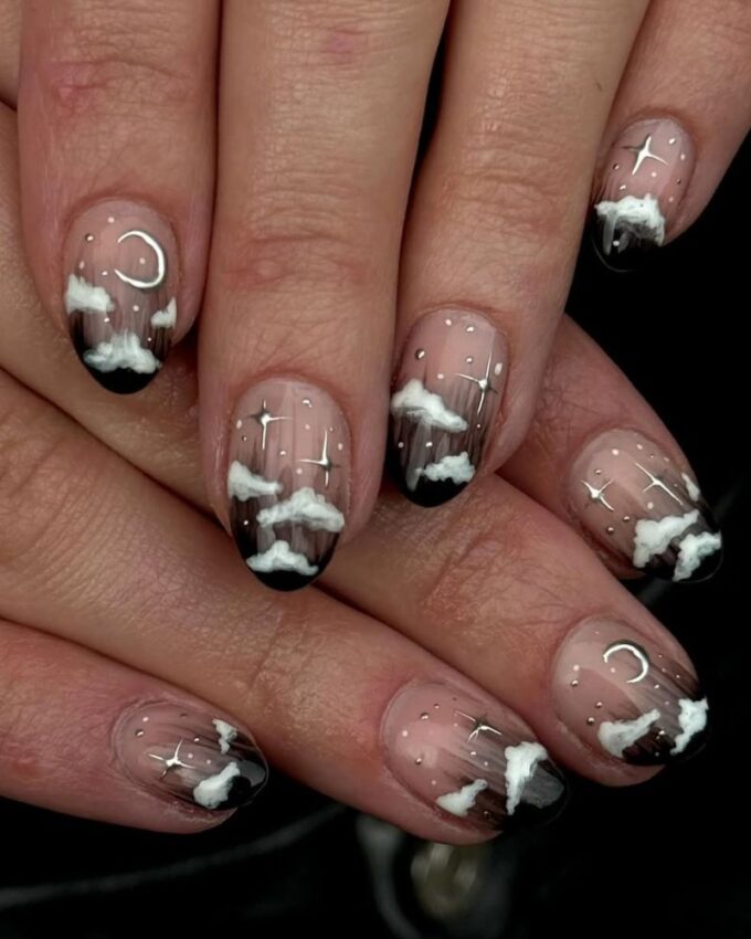 Zdobienia paznokci w chmurki, srebrne zdobienia w kształcie gwiazd, czarny manicure