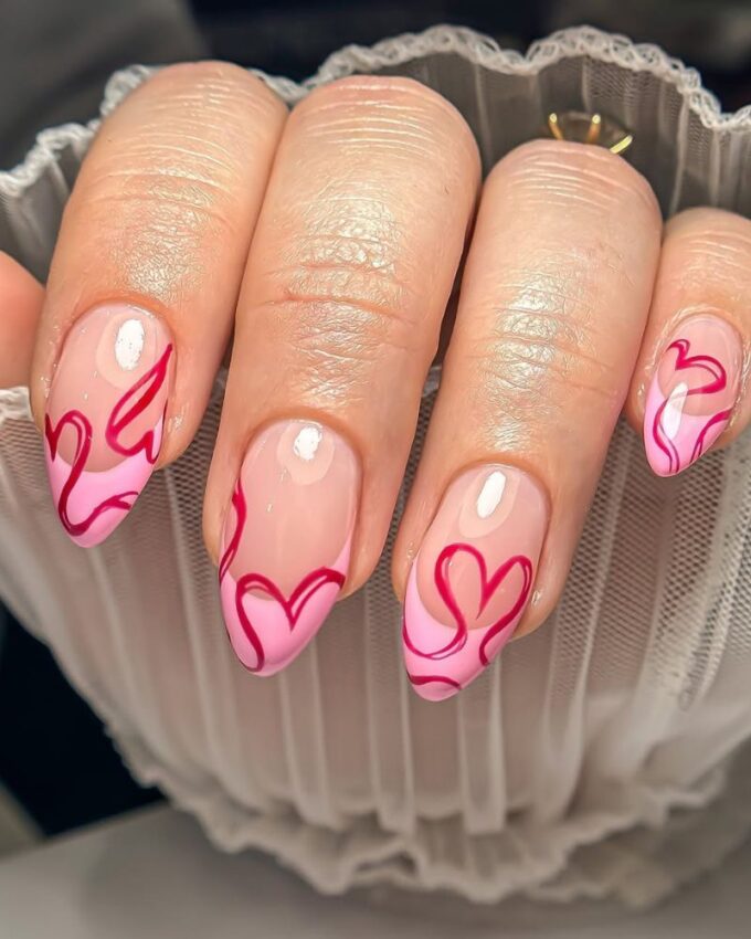 Motywy serduszek, różowy francuski manicure