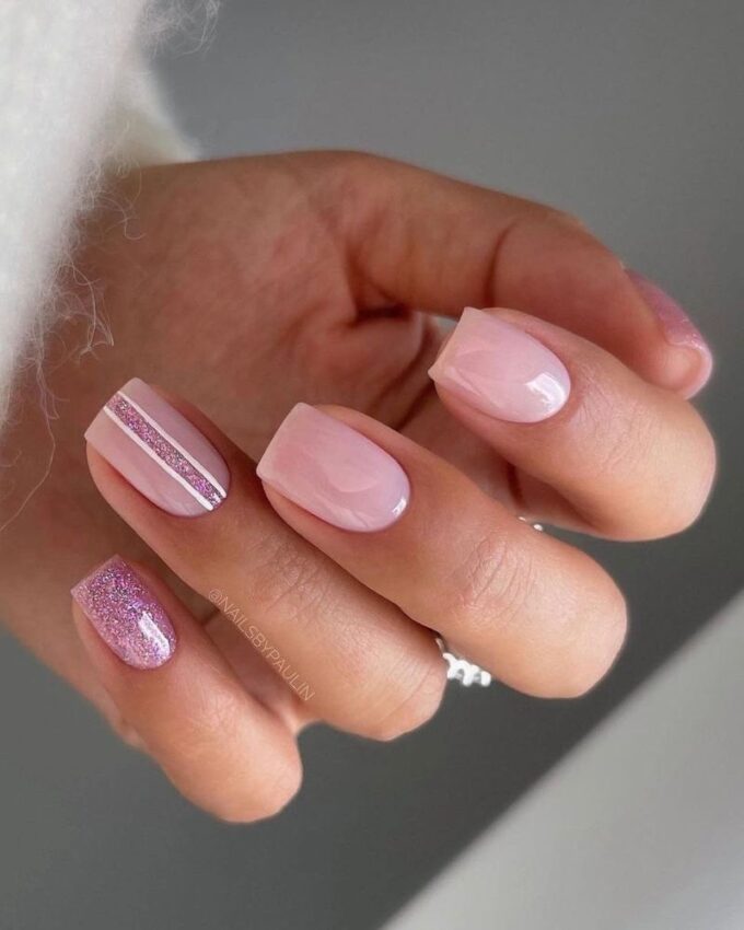 Jasnoróżowe paznokcie, eleganckie paznokcie, szykowny manicure, jasnoróżowe zdobienia paznokci