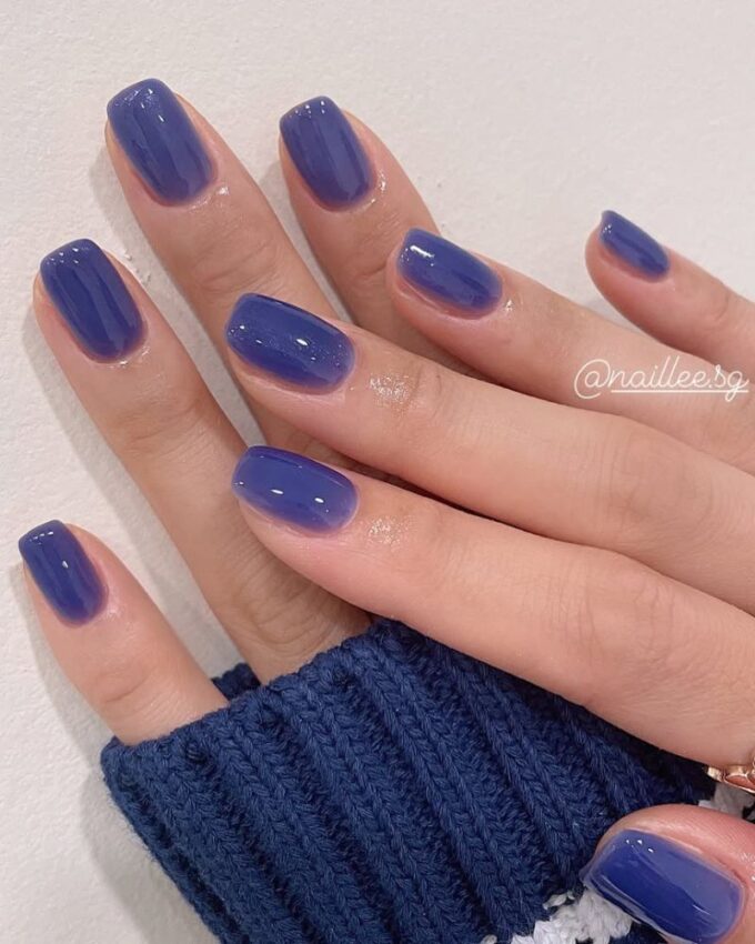 Krótkie niebieskie paznokcie, koreański manicure