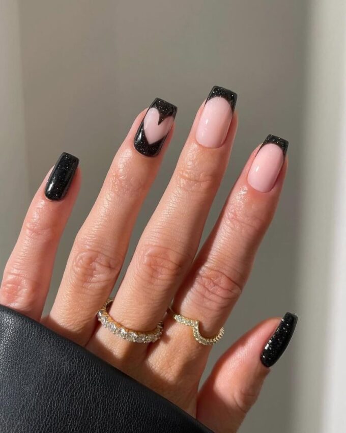 Czarny manicure French, błyszczące czarne paznokcie