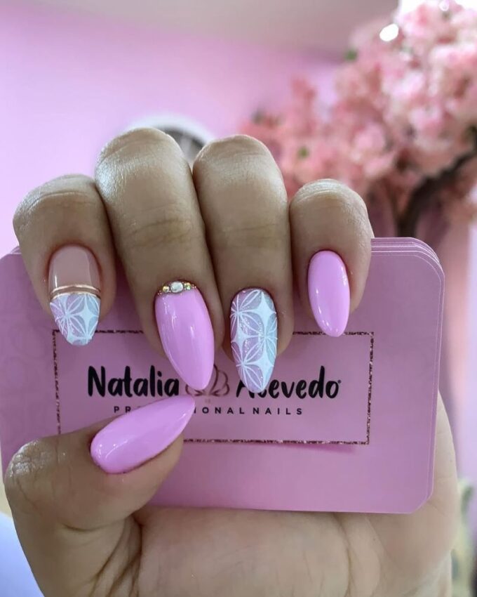 Jasnofioletowy manicure, fioletowe zdobienia paznokci