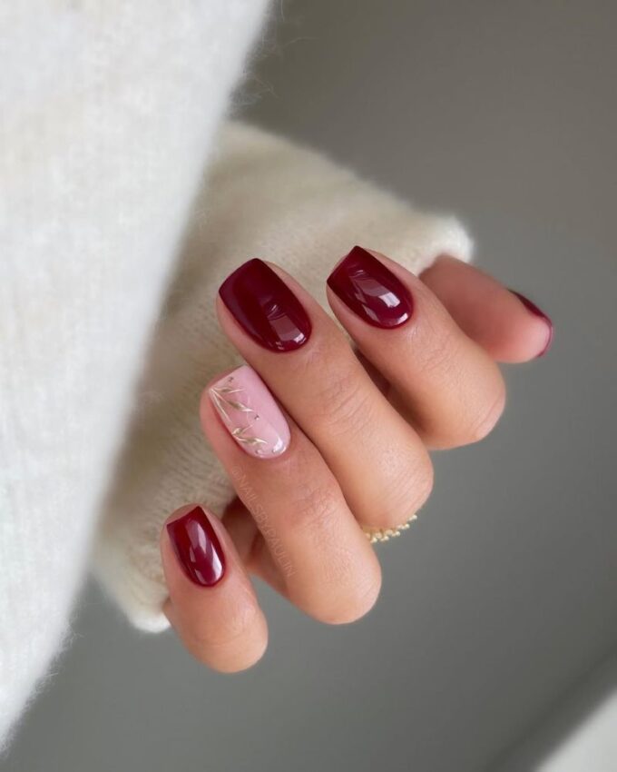 Burgundowe paznokcie, ciemnoczerwony manicure, krótkie paznokcie