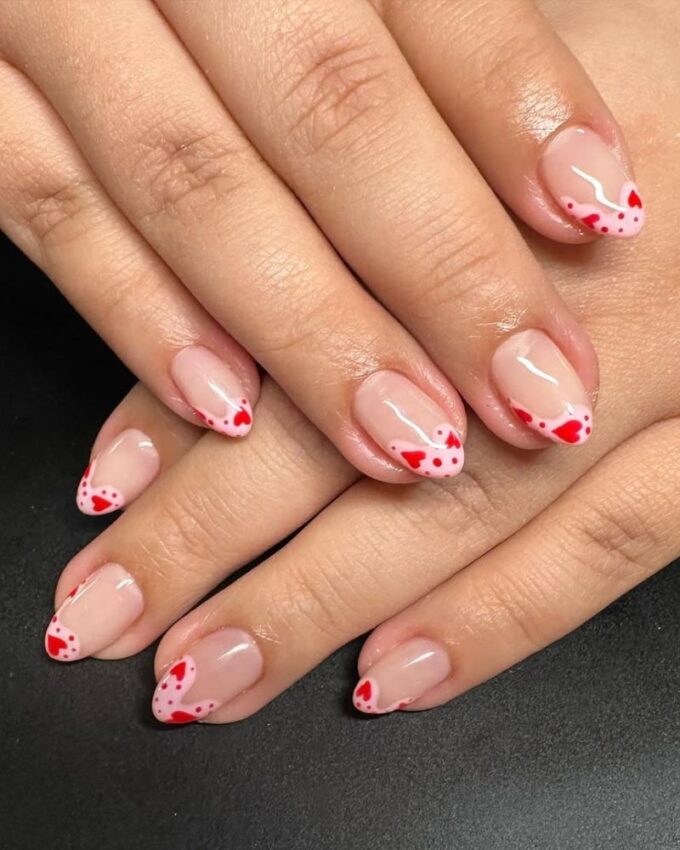 Francuski manicure na Walentynki, motywy serduszek