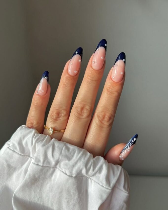 Niebieskie paznokcie French, ciemnoniebieskie paznokcie, eleganckie paznokcie