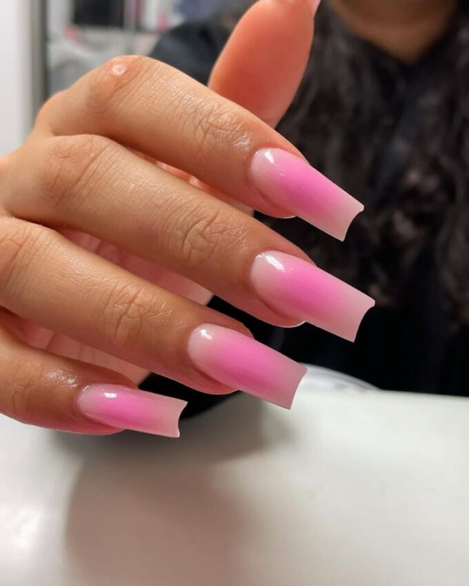 Manicure różowa aura, paznokcie kwadratowe