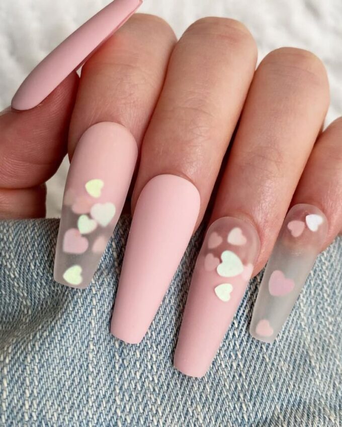 Paznokcie w kształcie trumny, delikatny różowy manicure, pastelowy róż.