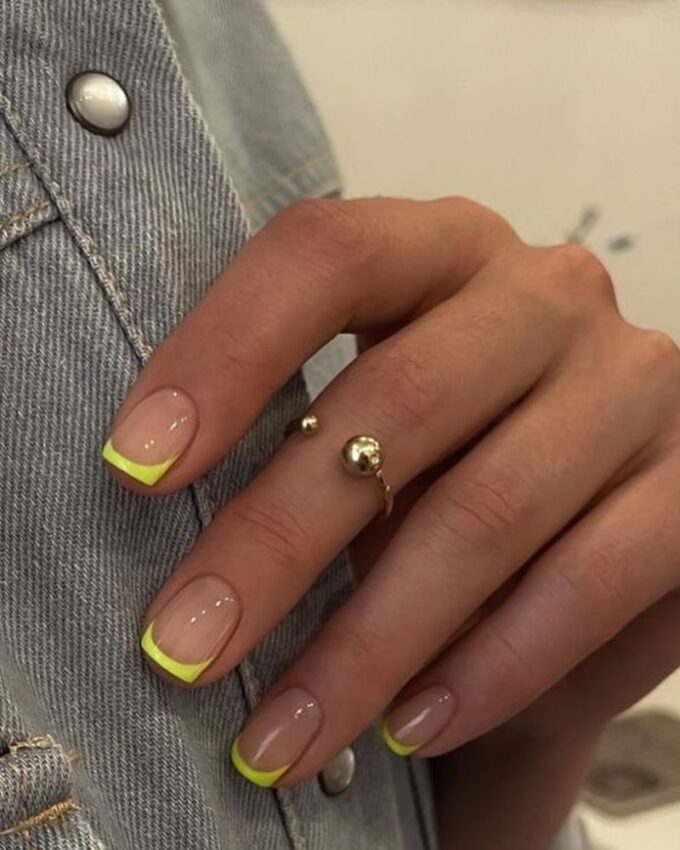 Neonowe końcówki French, manicure French, letnie paznokcie