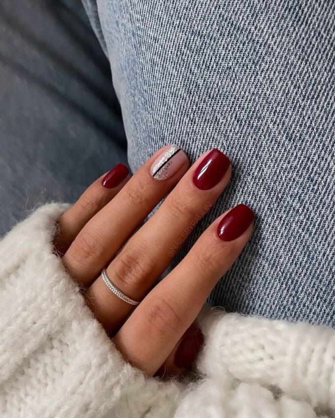 Klasyczny czerwony manicure, czerwone paznokcie ze zdobieniem