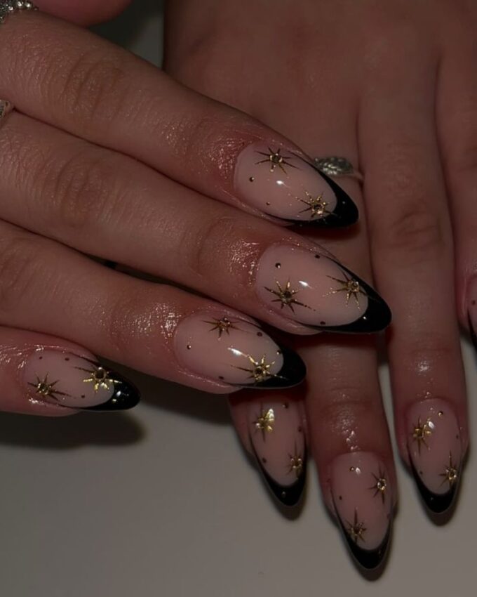 Czarne paznokcie z czarnymi końcówkami, elegancki czarny manicure