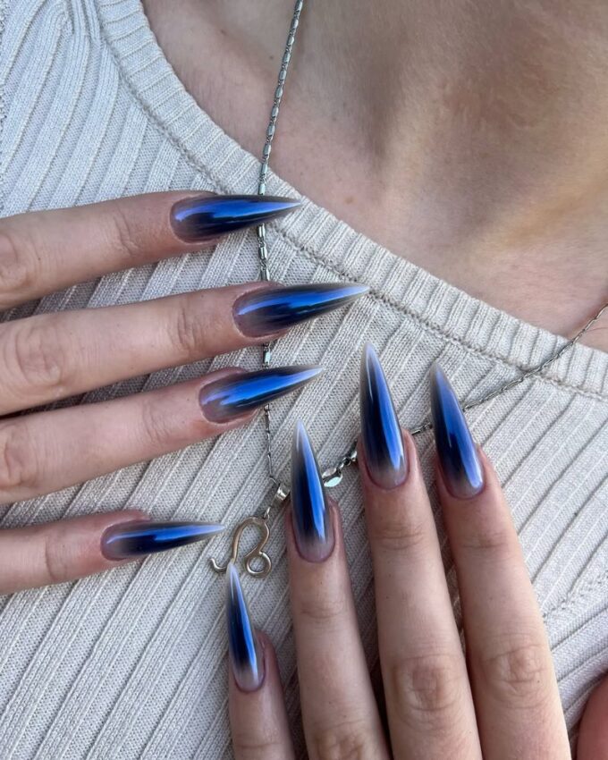 Paznokcie stiletto, długie paznokcie, niebieski manicure