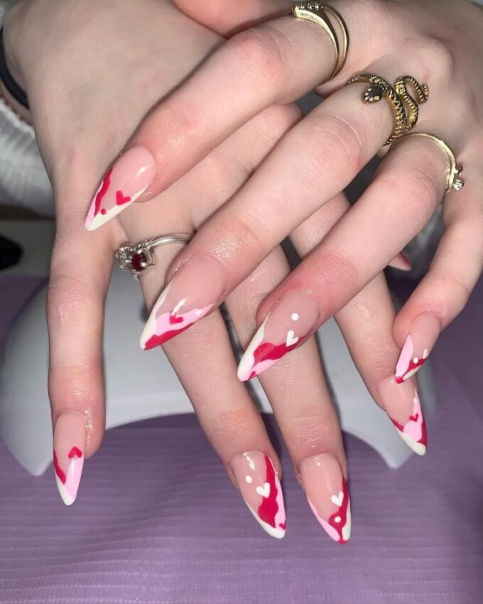 Paznokcie w kształcie sztyletu, walentynkowy manicure