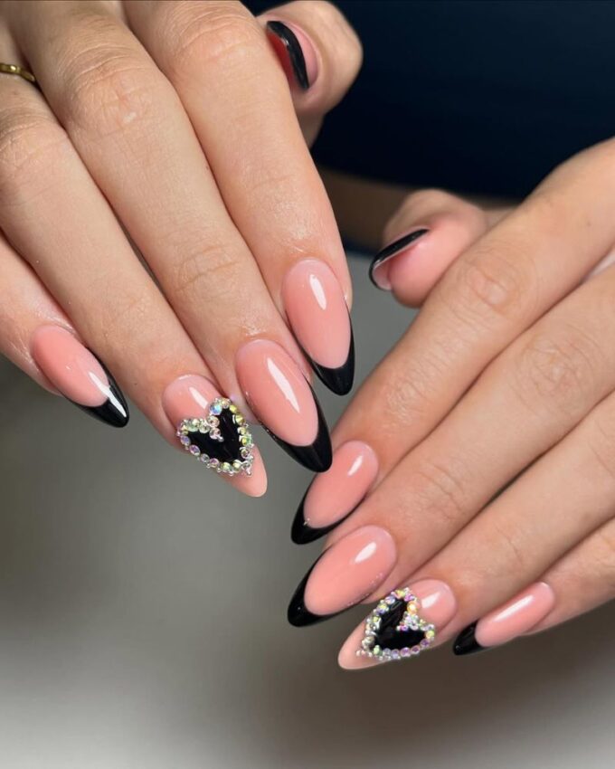 Czarny manicure French, zdobienia paznokci w kształcie serca