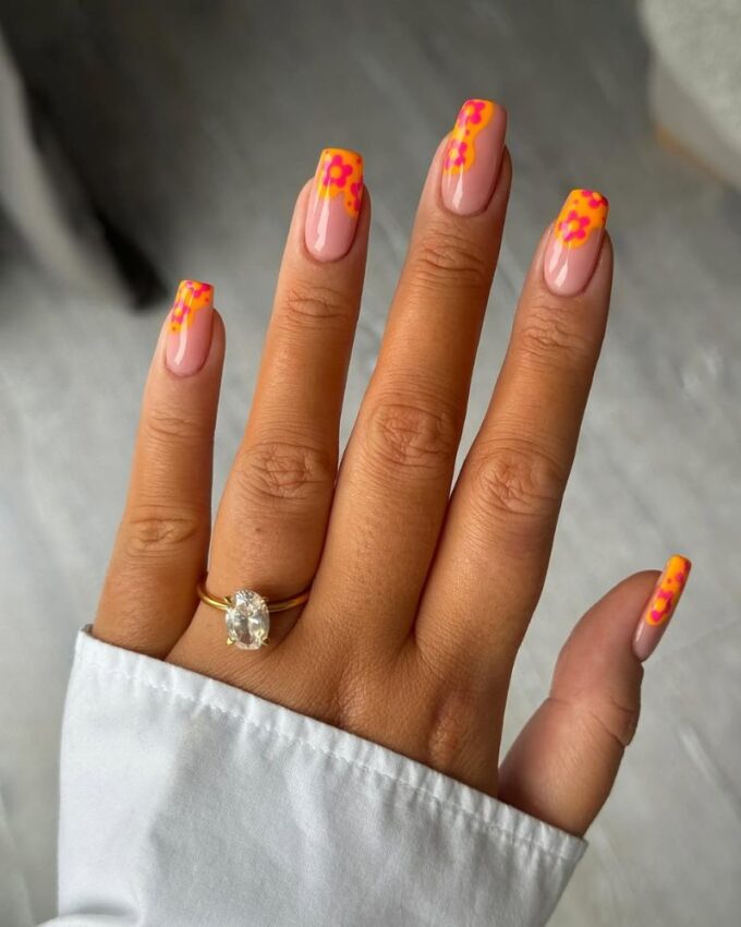 Pomarańczowe paznokcie, wiosenne paznokcie, zabawny francuski manicure