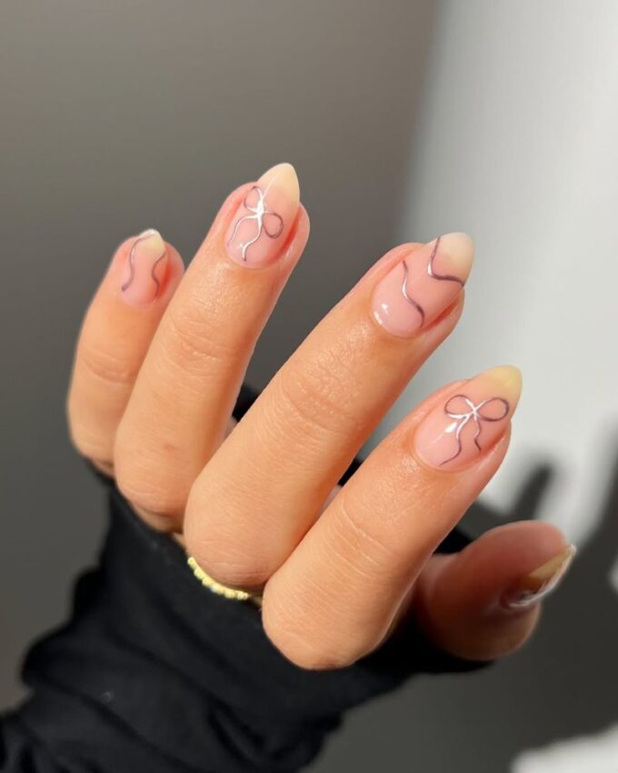 minimalistyczny wzór z kokardką, czysty manicure, proste paznokcie