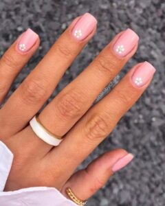 Read more about the article Manicure na krótkich paznokciach z lakierami Makear: pomysły, zdjęcia i porady