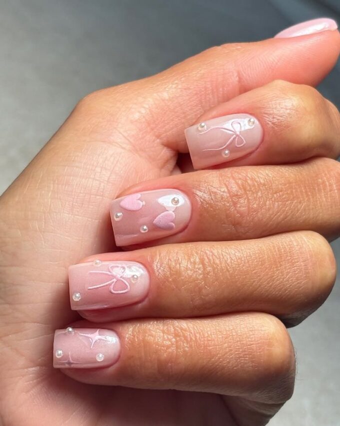różowe serca i kokardki na paznokciach