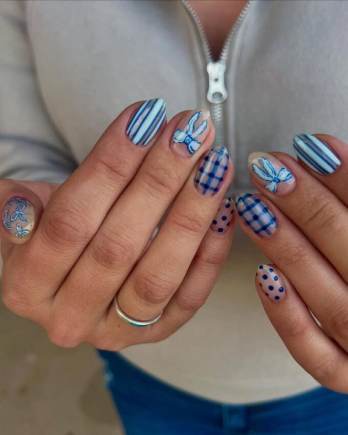 manicure z niebieskimi wzorami, urocze paznokcie