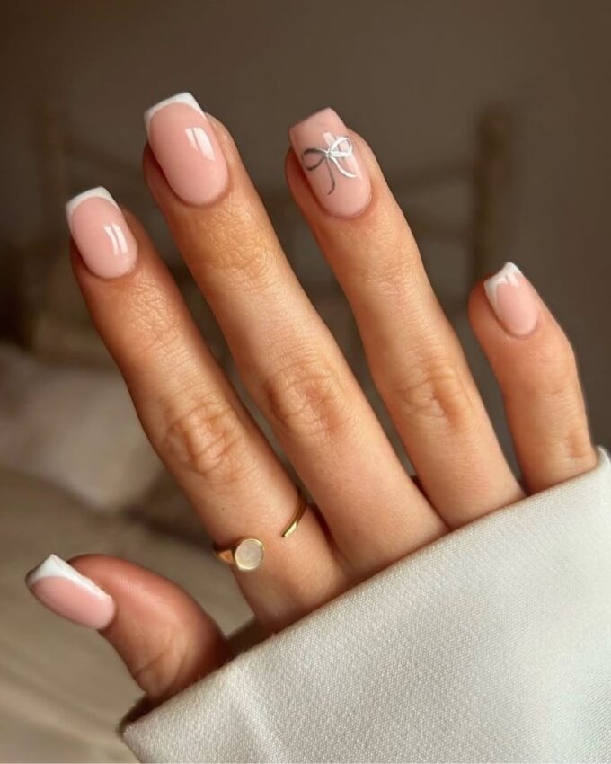 prosty manicure, biały french manicure