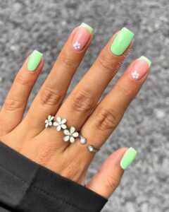 Read more about the article Manicure dla naturalnego wyglądu z lakierami Makear: pomysły, zdjęcia i porady