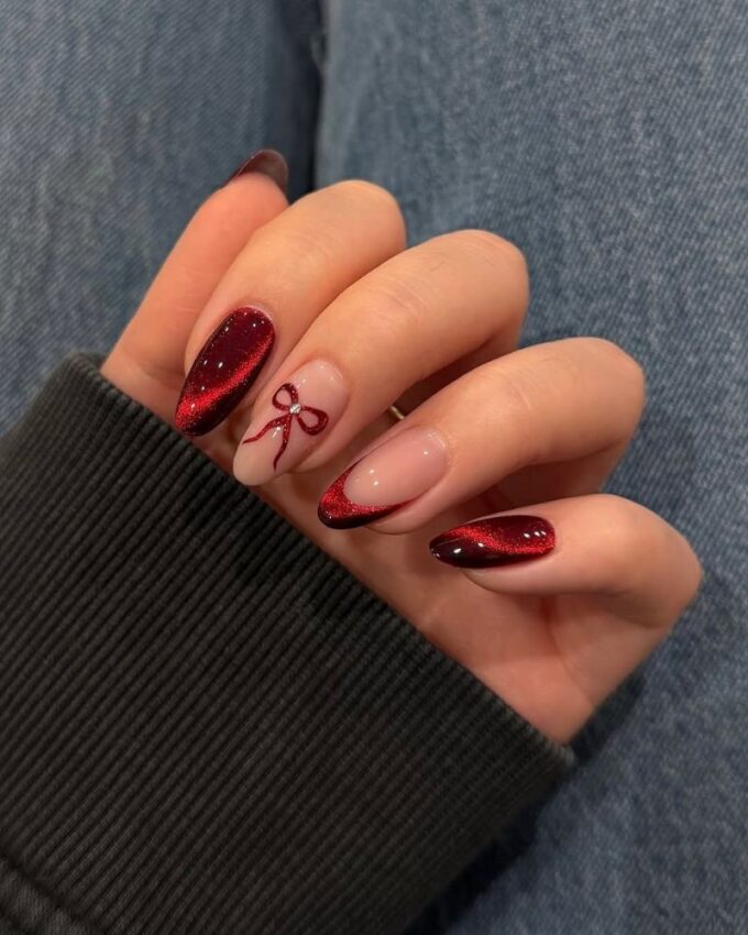 czerwone paznokcie „cat eye”, manicure z kokardką