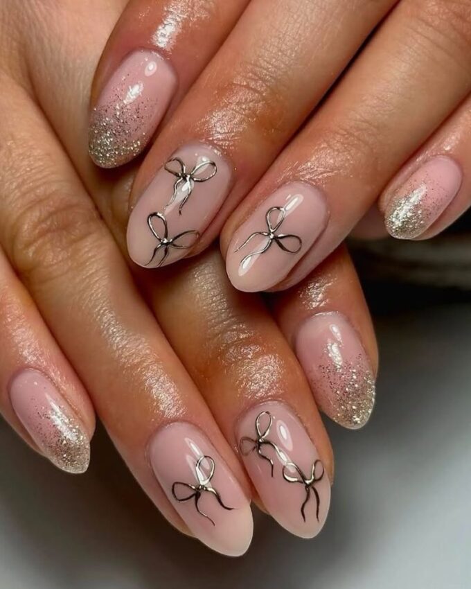 błyszczące paznokcie, wzór z kokardką