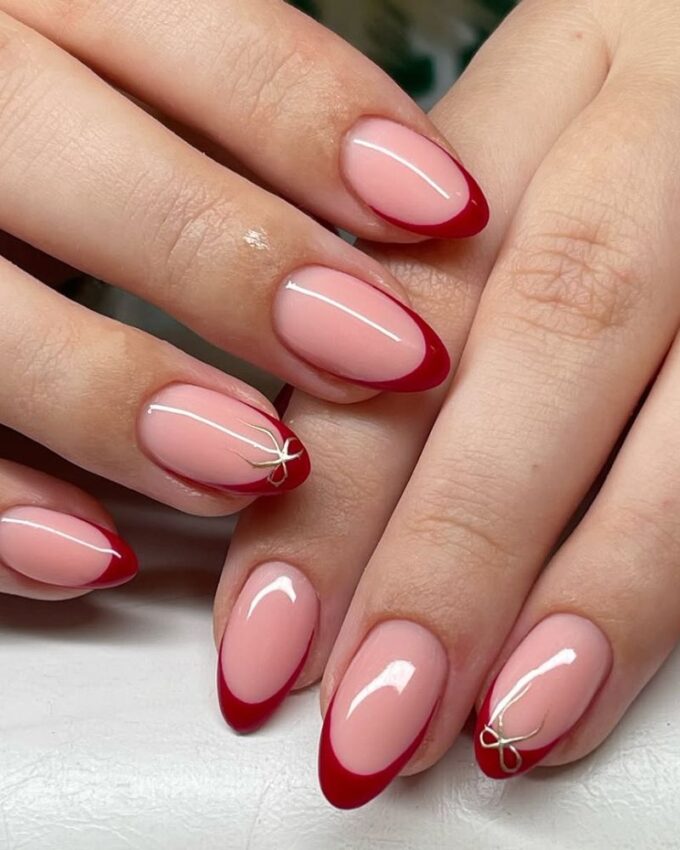 czerwony french manicure, złota kokardka