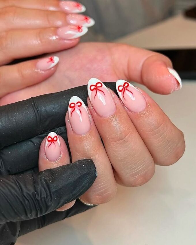 biały french, wzór z kokardką