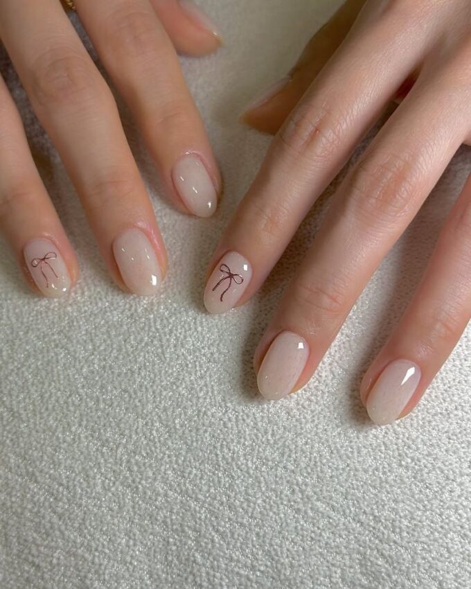 mlecznobiałe paznokcie, koreański manicure