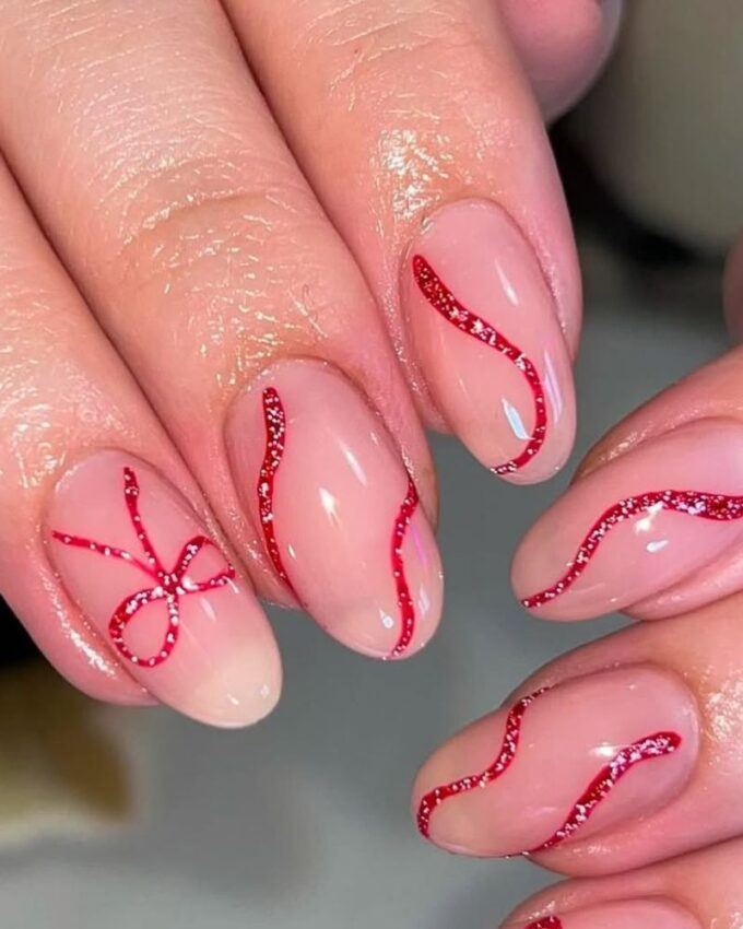 błyszcząca kokardka, beżowe paznokcie