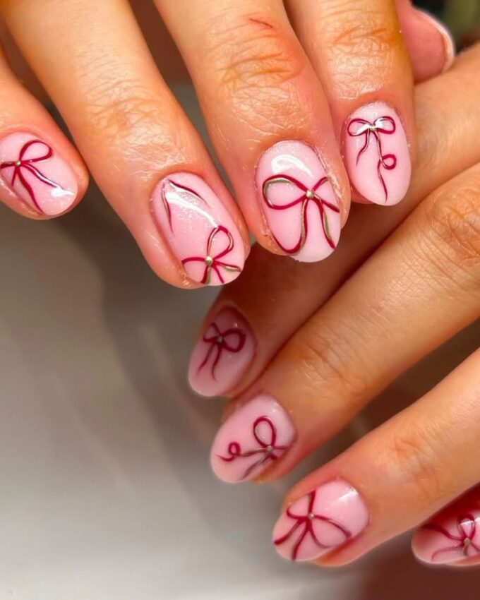 czerwony i złoty wzór z kokardką, świąteczny manicure