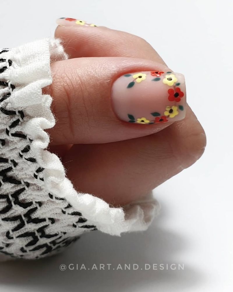 stylowy wiosenny manicure, kwiatowe zdobienia