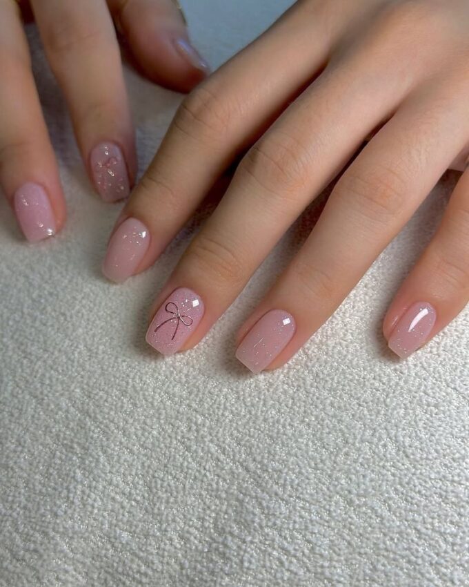 koreański manicure, subtelny nail art