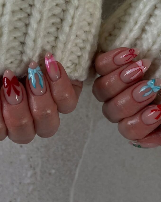 manicure z kokardkami, długie paznokcie migdałki