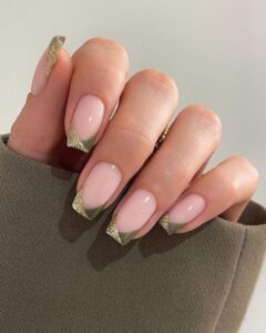Read more about the article Elegancki manicure bez zdobień z lakierami Mollon PRO: pomysły, zdjęcia i porady