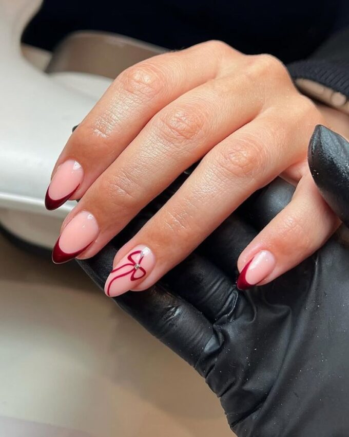 czerwony french manicure, wzór z kokardką