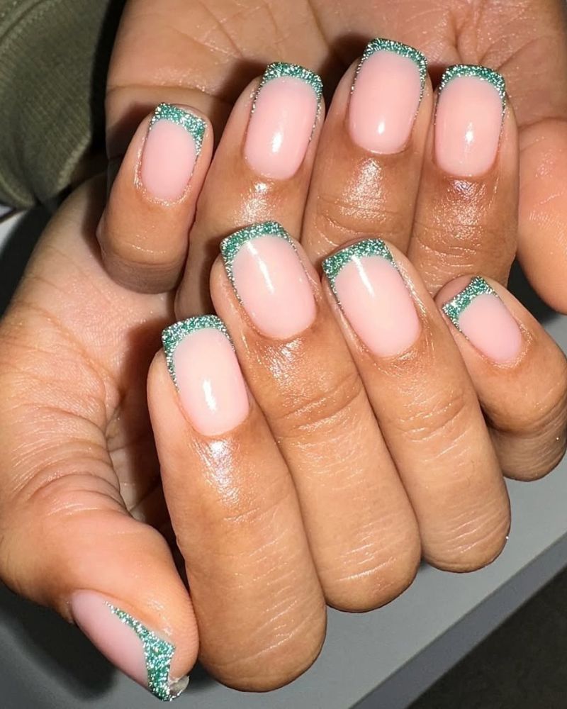Błyszczące zielone końcówki, francuski manicure, eleganckie paznokcie