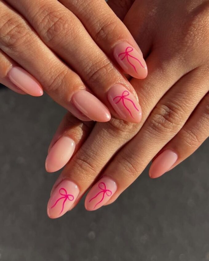 beżowe paznokcie, wzór z kokardką, czysty manicure