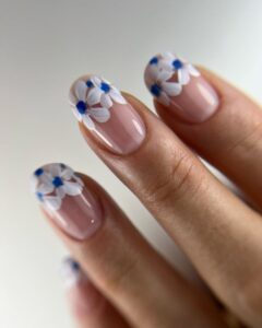 Read more about the article Elegancki manicure bez zdobień z lakierami Makear: pomysły, zdjęcia i porady