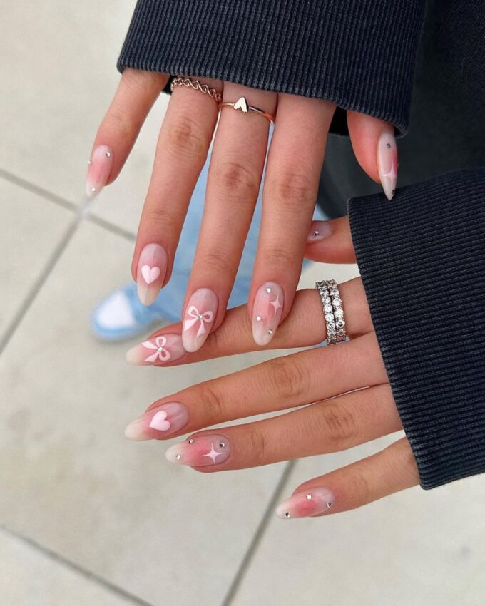 manicure z efektem różowej aury, różowy nail art