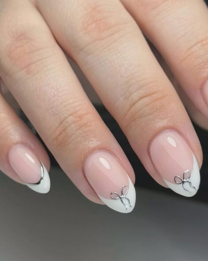 biały french manicure, srebrne kokardki