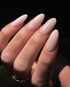 Read more about the article 10 idealnych odcieni do manicure biurowego: wybór profesjonalnej stylistki