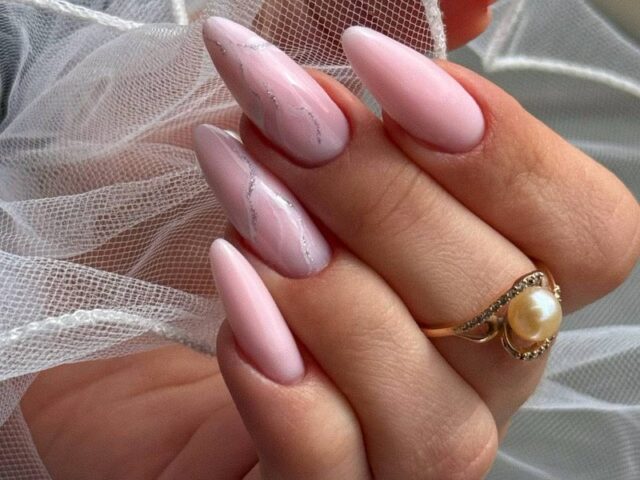 Długi migdałowy manicure z marmurowym wzorem brokatem