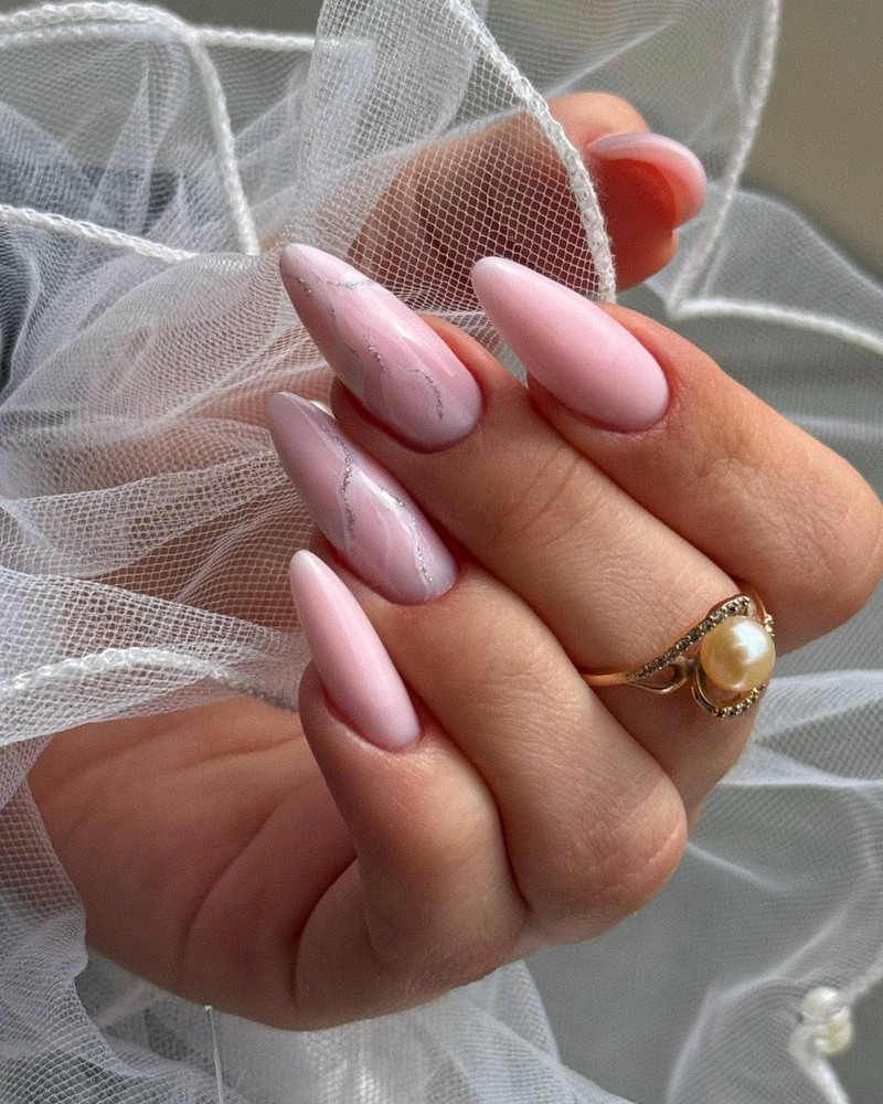 Długi migdałowy manicure z marmurowym wzorem brokatem