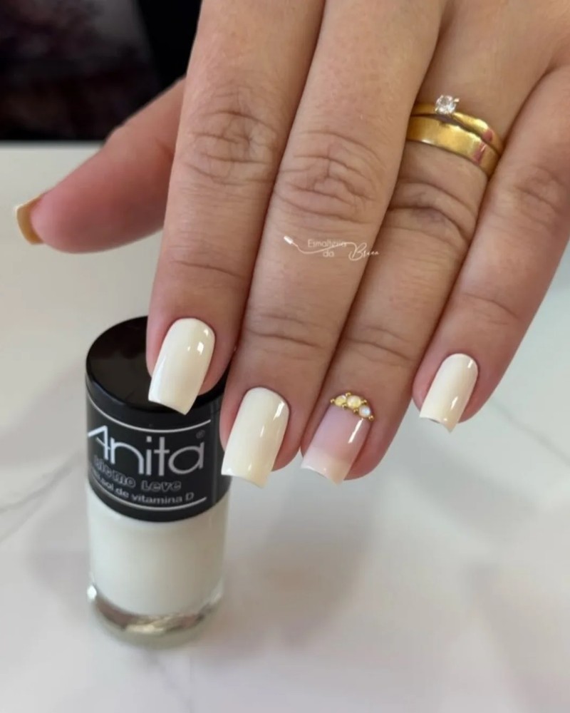 Mleczna delikatność: manicure z akcentem