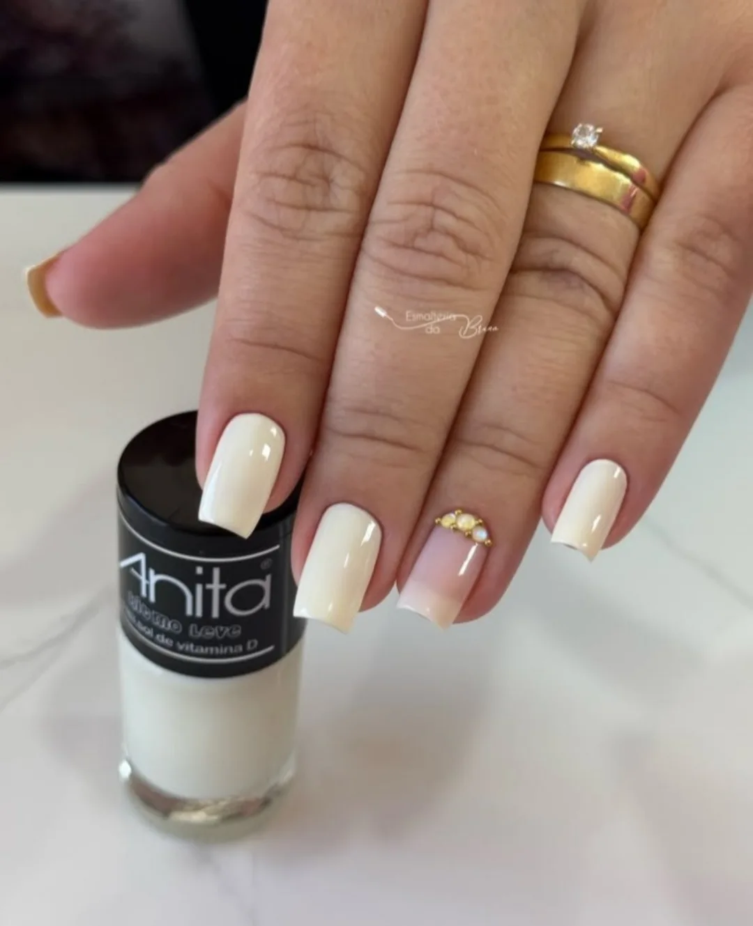 Mleczna delikatność: manicure z akcentem