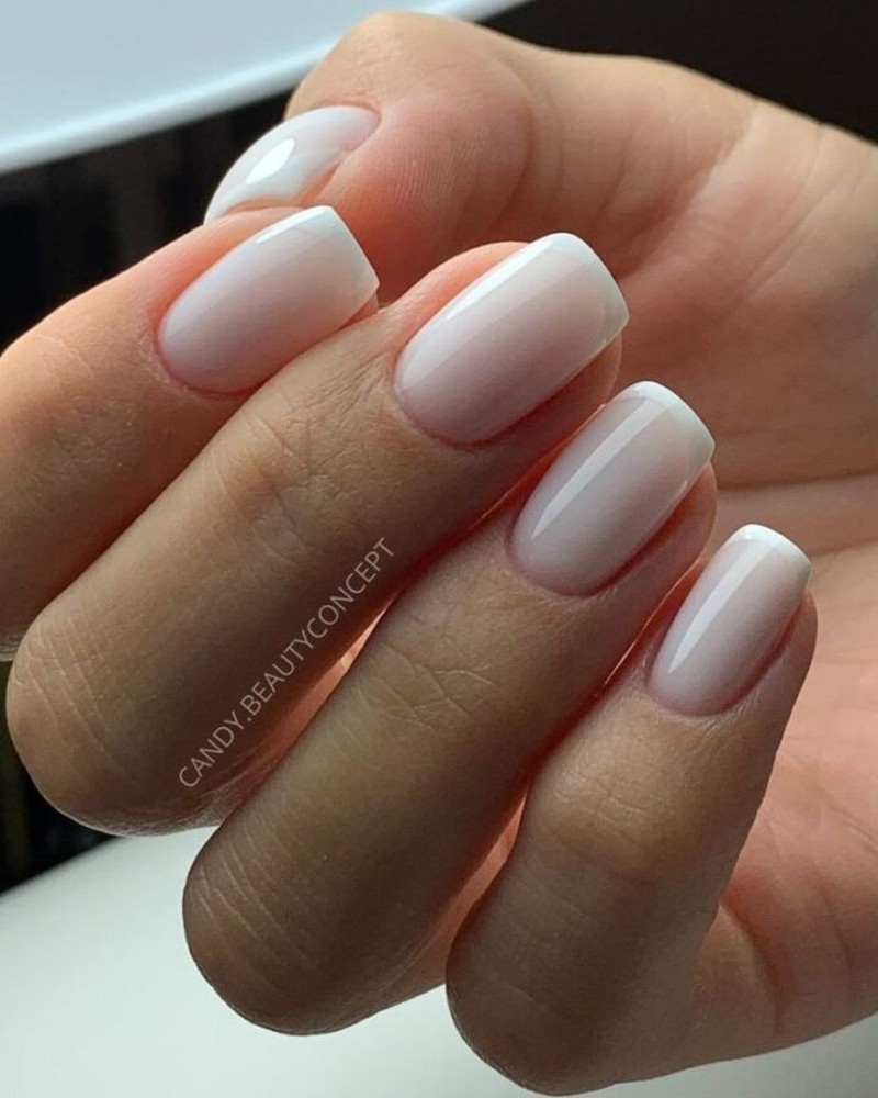 Elegancki i prosty french manicure, subtelne białe końcówki