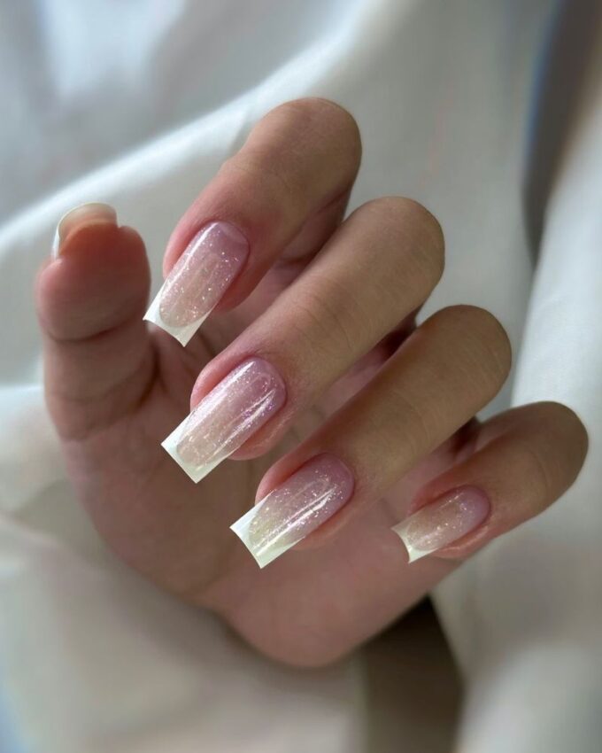 Paznokcie z brokatem, french manicure z białymi końcówkami